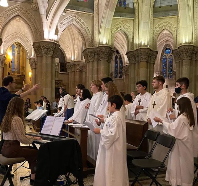 Les escolanies de la Sagrada Família, de Lleida i de Mollet canten junts en una Missa a La Cripta